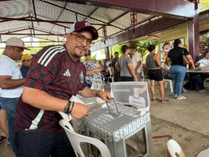 Emite su voto Juan Javier Gómez Cazarin 