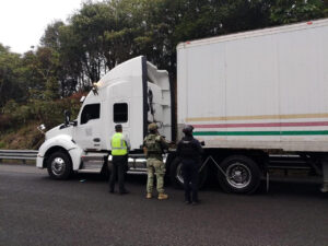 Roban tráiler doble remolque con café en la zona de Huatusco; lo recupera GN en Coatepec